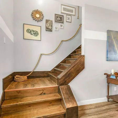 Summer Sizzle! 6-Bed Channel Home!